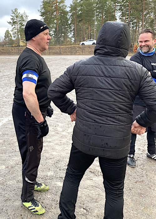 Raaga, "Lyhimm&auml;n hihan mies" valittiin Capteeniksi. Raini ilmoitti tulevansa seuraavaan peliin hihattomassa... gatotaan onko ganttia...