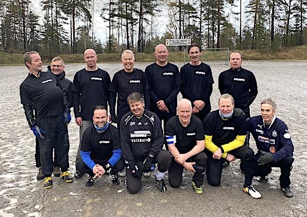 Melgeen kaikki kuvassa. Pulggis on viimeisill&auml;&auml;n mutta kuvassa uuden roogiet ylh oik Juha Ven&auml;l&auml;inen, alh oik Ismo Laamanen. Tervetuloa!
...PM OS PT !